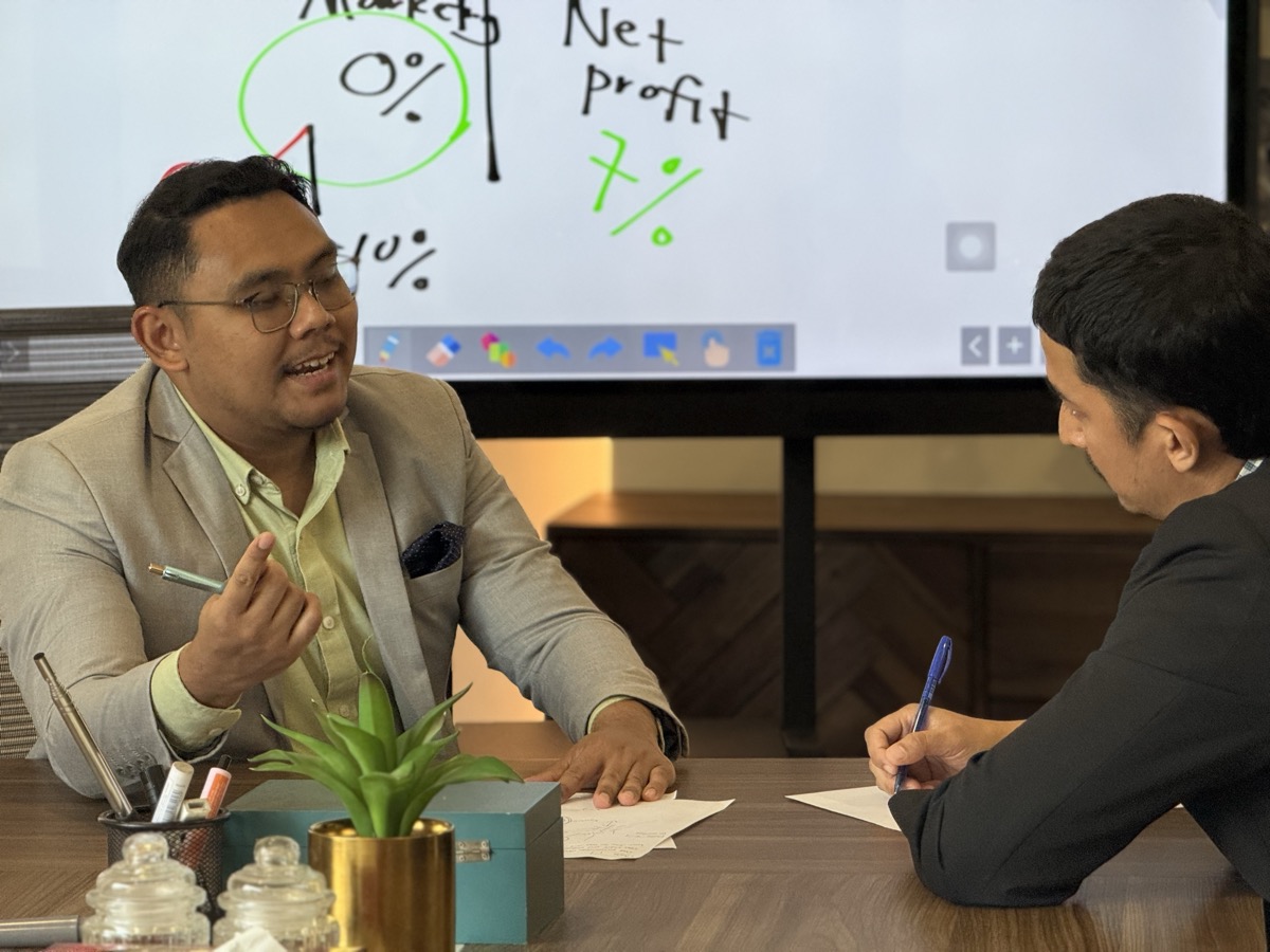 Consultant berbincang bersama owner sambil mengambil nota