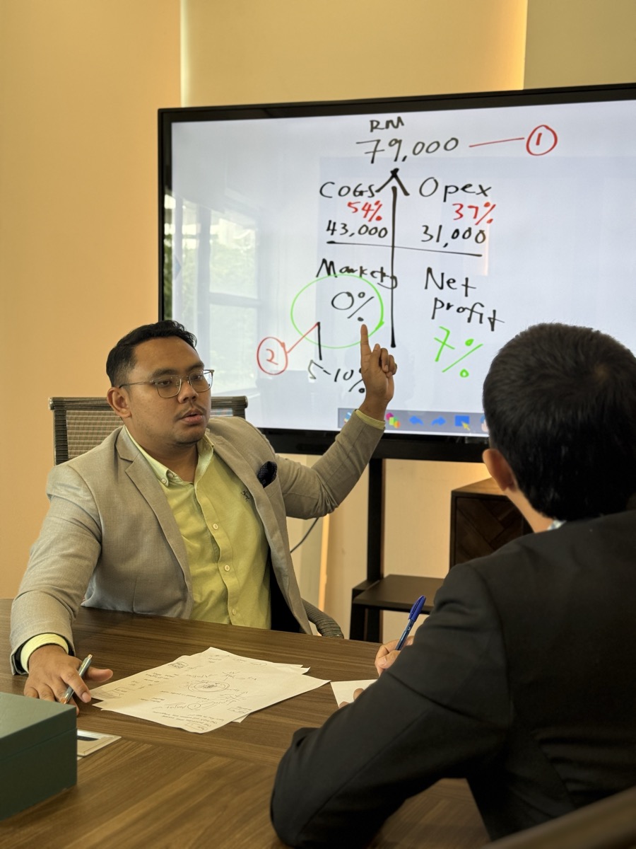Perbincangan strategi bisnes dalam sesi